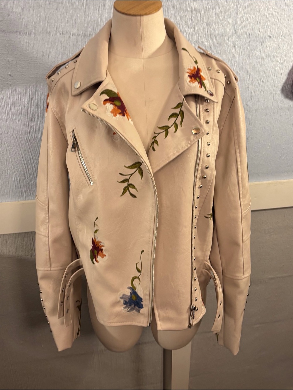 Embroidered Ivory Cream Studded Moto Jacket SZ L/XL Faux Leather Zips side belts